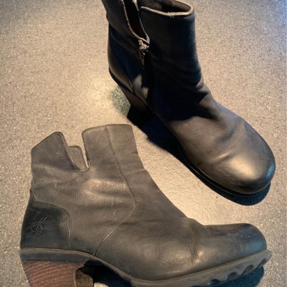 John Fluevog Black Ankle Boots Classic Design